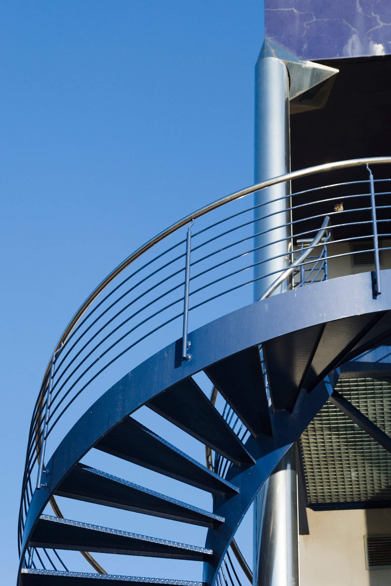 Escalera caracol exterior en metal