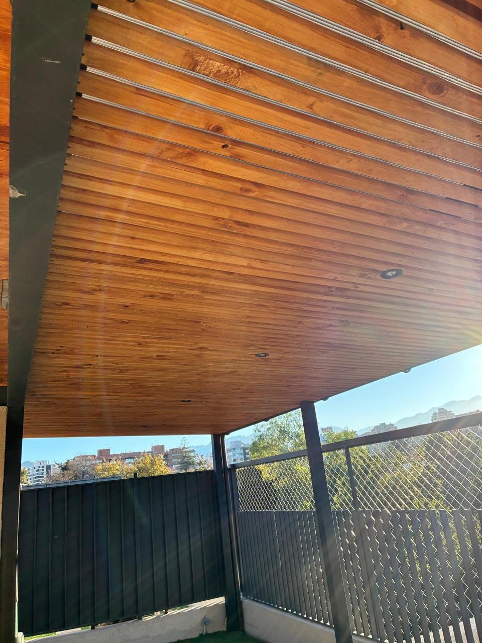Cobertizo metalico con cubierta de madera