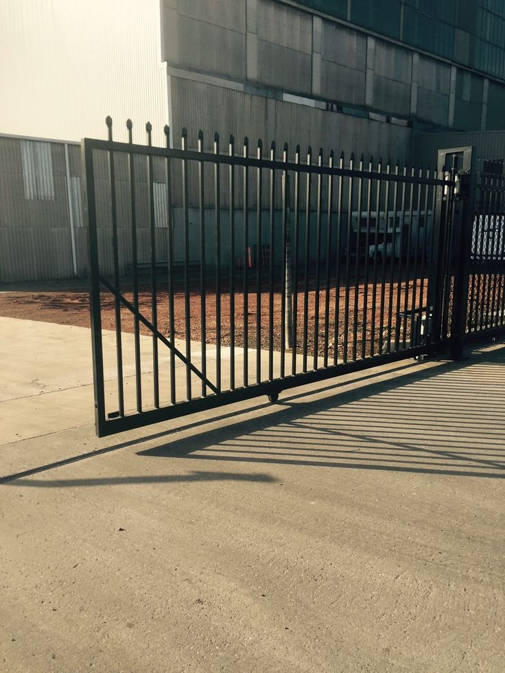 Portón de seguridad automático instalado